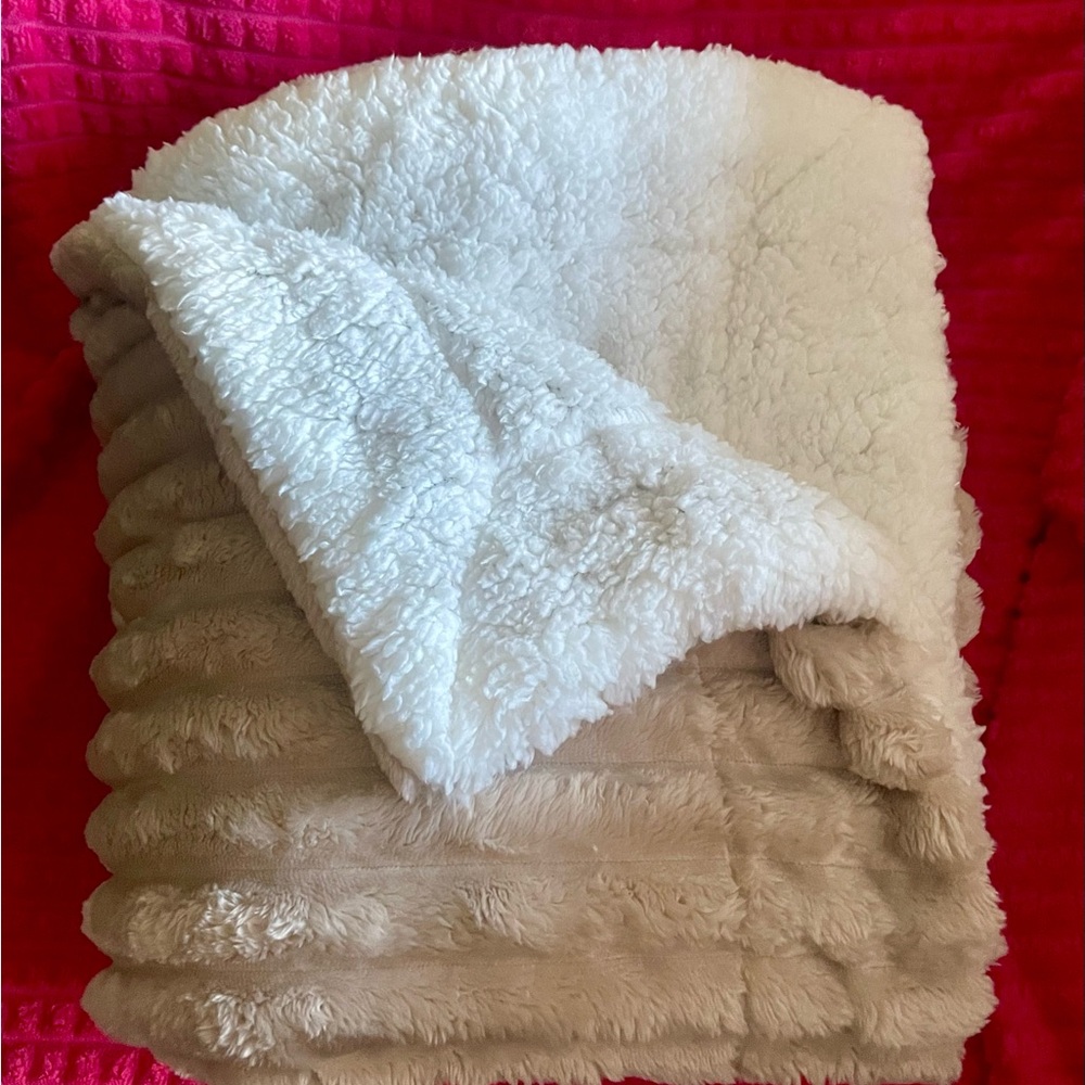 Cozy Cream and Tan SHEPRA Blanket
